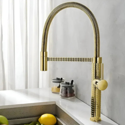 Slavina za sudoperu sa crevom na izvlacenje zlatna